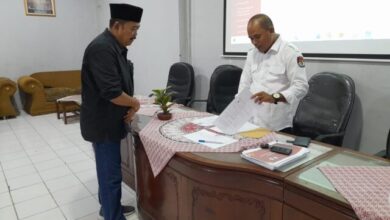 Ketua DPC PKB Kota Cilegon Sanudin menyerahkan berkas pencermatan rancangan DCT, (Uri/BantenRaya.Co.Id)