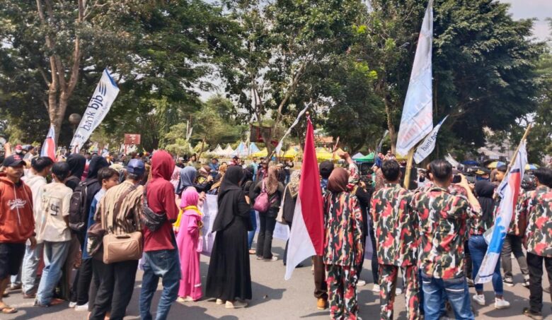 Warga Desa Jayasari, Kecamatan Cimarga tergabung dalam Masyarakat Banten Bersatu (MBB) melakukan unjuk rasa di depan gedung Pemerintah Daerah (Pemda) Lebak, Senin 2 Oktober 2023. (Sahrul Gunawan/Bantenraya)