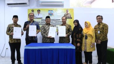 Pejabat Disdukcapil Kabupaten Serang bersama Direksi RS Budi Asih Kota Serang menunjukkan dokumen kerja sama, Senin 2 Oktober 2023.