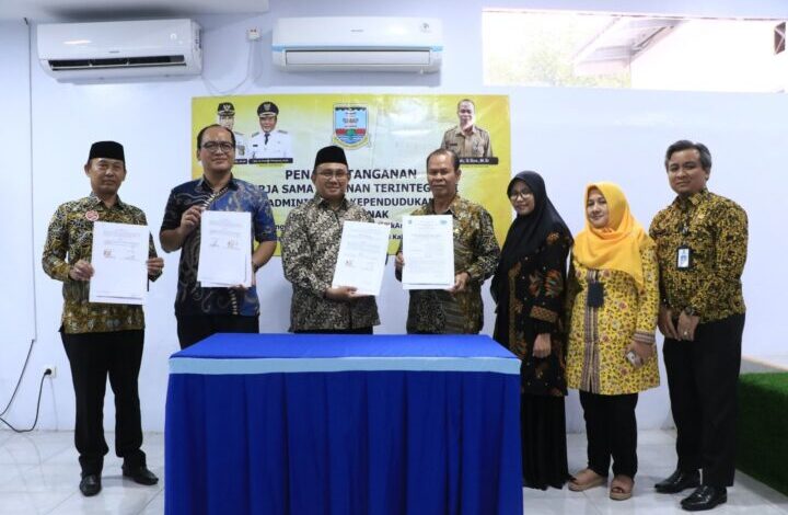 Pejabat Disdukcapil Kabupaten Serang bersama Direksi RS Budi Asih Kota Serang menunjukkan dokumen kerja sama, Senin 2 Oktober 2023.