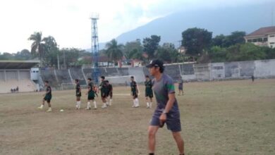 Suwita Pata memimpin latihan Persipan Pandeglang di Stadion Badak Pandeglang, Senin 9 Oktober 2023 (Aldi Setiawan/Bantenraya)
