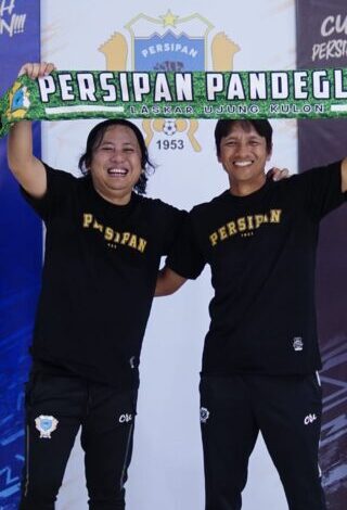 Pelatih Persipan Suwita Pata (kanan)