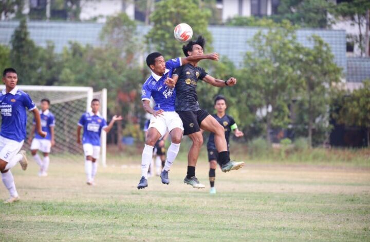 Pemain Persipan dan Farmel FC berebut bola dalam lanjutan liga 3 Banten, Jumat 13 Oktober 2023, di Stadion Kodiklat TNI Serpong.