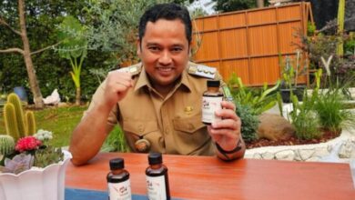 Walikota Tangerang Arief R Wismansyah mempromosikan salah satu produk UMKM. (Instagram @ariefwismansyah)