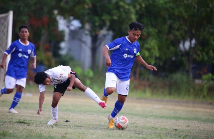 Pemain depan Persipan Asep Mario diganggu pemain lawan dalam lanjutan liga 3 Banten, Selasa 17 Oktober 2023 (DOK PERSIPAN)
