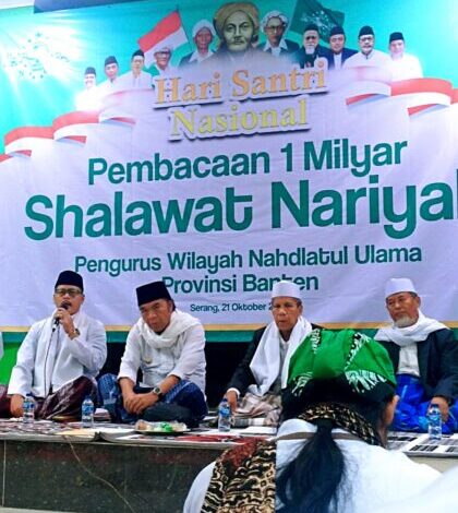 Pj Gubernur Al Muktabar Ikuti Pembacaan 1 Miliar Sholawat Nariyah saat peringatan Hari Santri Nasional 2023. (Dokumentasi Adpim Pemprov Banten)