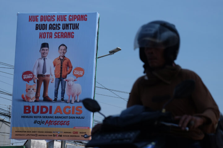 Doni Serang Bilboard Pasangan Walikota dan Wakil Walikota Serang Budi Agis Marak 1