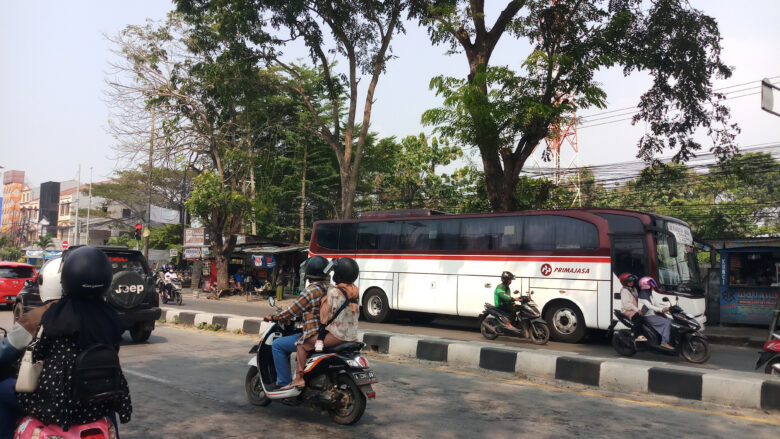 Doni Serang Bus Mangkal di Dekat Depan Gerbang Terminal Pakupatan Picu Macet 1