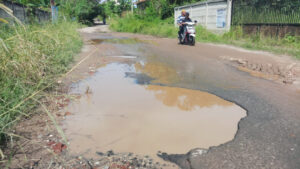 Doni Serang Jalan Seperti Kubangan 1