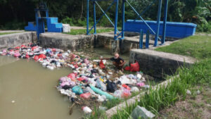 Doni Serang Pemulung Mencari Barang Rongsokan Diantara Sampah Yang Tersumbat 1