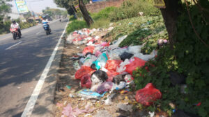 Doni Serang Sampah Bau Busuk di Jalan Raya Cilegon Kramatwatu Kabupaten Serang 1