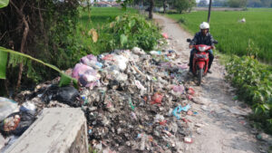 Doni Serang Sampah Nyaris Tutupi Jalan Lingkungan di Kota Serang 1