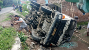 Doni Serang Truk Molen Timpa Rumah Diduga Akibat Mengantuk di Cilowong Taktakan 1