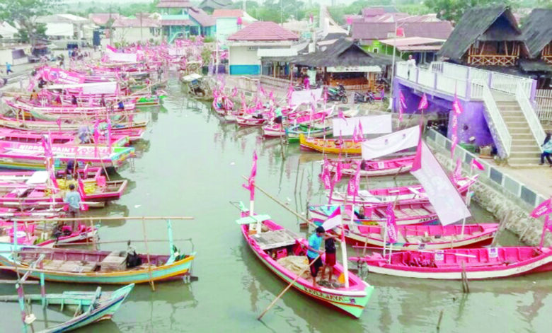 Nelayan Desa Ketapang Gelar Lomba Perahu Hias