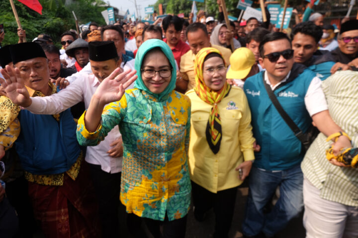 Doni Serang Airin dan Ade Sapa Simpatisan Saat Daftar ke KPU Banten 1