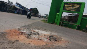 Akses Masuk Wisata Panembahan Makam Maulana Yusuf Sultan Banten Rusak