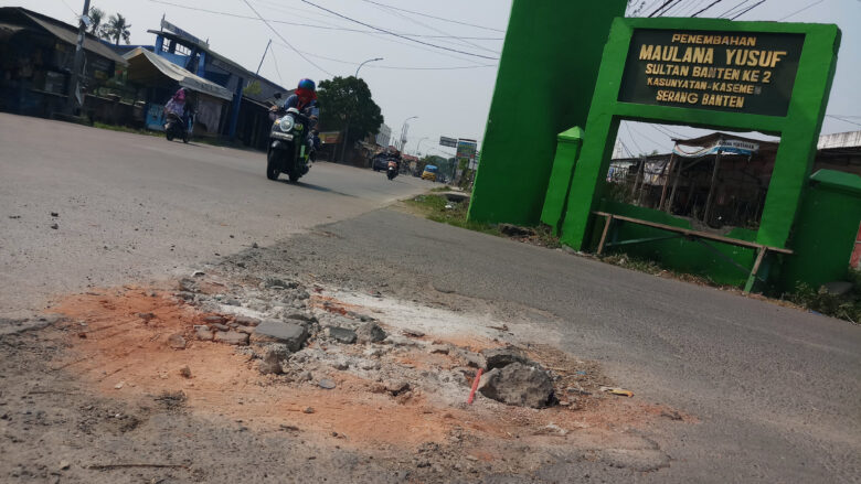 Akses Masuk Wisata Panembahan Makam Maulana Yusuf Sultan Banten Rusak