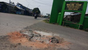 Akses Masuk Wisata Panembahan Makam Maulana Yusuf Sultan Banten Rusak