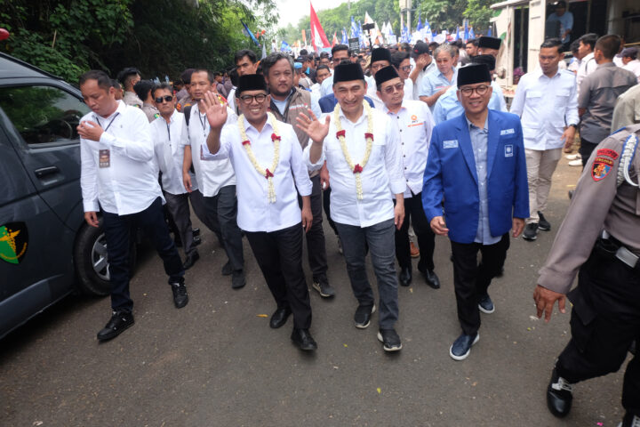 Doni Serang Andra Soni Dimyati Berjalan Saat Daftar ke KPU Banten 1