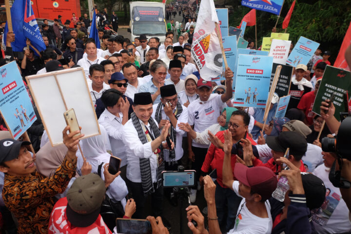 Doni Serang Andra Soni Dimyati Menyapa Pendukungnya Usai Daftar ke KPU Banten 3