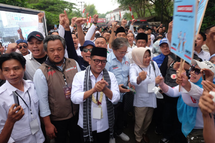 Doni Serang Andra Soni Menangis Haru Usai Daftar ke KPU Banten 4