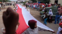 Doni Serang Antusias Warga Sukadiri Kota Serang Meriahkan Pengibaran 79 Meter Bendera Merah Putih Dalam Rangka HUT RI ke 79 Tahun 1