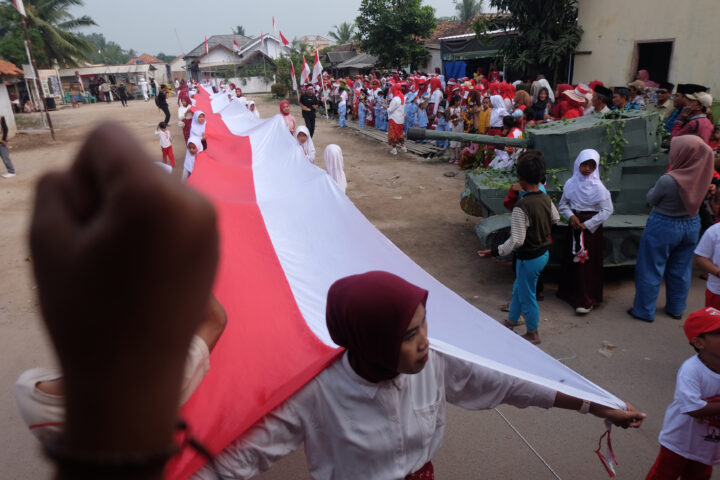 Doni Serang Antusias Warga Sukadiri Kota Serang Meriahkan Pengibaran 79 Meter Bendera Merah Putih Dalam Rangka HUT RI ke 79 Tahun 1