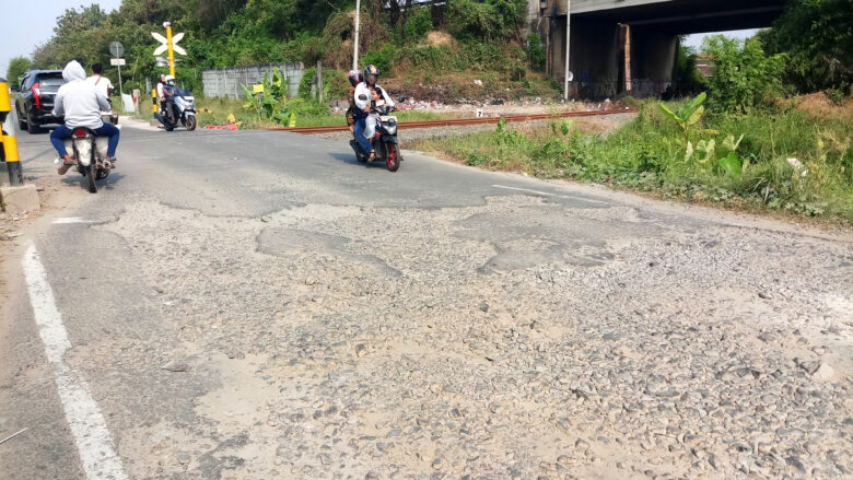 Doni Serang Aspal Jalan Frontage Kota Serang Tambah Rusak 1