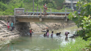 Bocah Asik Mencari Ikan di Irigasi Dibawah Jembatan Priayi Kasemen Kota Serang