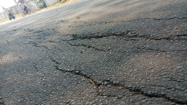 Doni Serang Jalan Akses Banten Indah Permai Retak 1