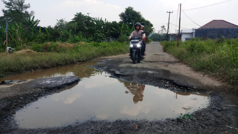 Doni Serang Jalan Gedeg Kuranji Taktakan Kota Serang Rusak Parah 1