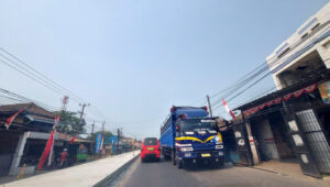 Jalan Raya Jakarta-Kragilan Kabupaten Serang Dilakukan Contra Flow Akibat Adanya Proyek Betonisasi