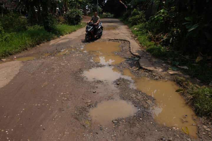 Doni Serang Jalan di Lingungan Pancoran Taktakan Kota Serang Rusak Mirip Kubangan Kerbau 1