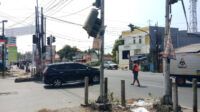 Doni Serang Lampu Pengatur Lalulintas di Pertigaan Serdang Kabupaten Serang Nyaris Jatuh 1