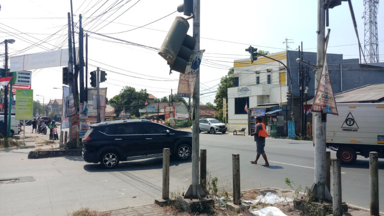 Doni Serang Lampu Pengatur Lalulintas di Pertigaan Serdang Kabupaten Serang Nyaris Jatuh 1