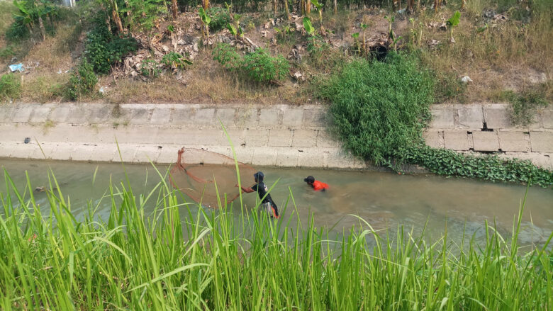 Doni Serang Menjala Ikan di Saluran Irigasi Surut 1