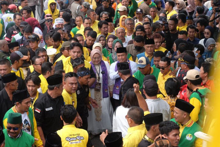 Doni Serang Ratu Ria dan Subadri Disambut Ribuan Simpatisan Usai Daftar ke KPU Kota Serang 1