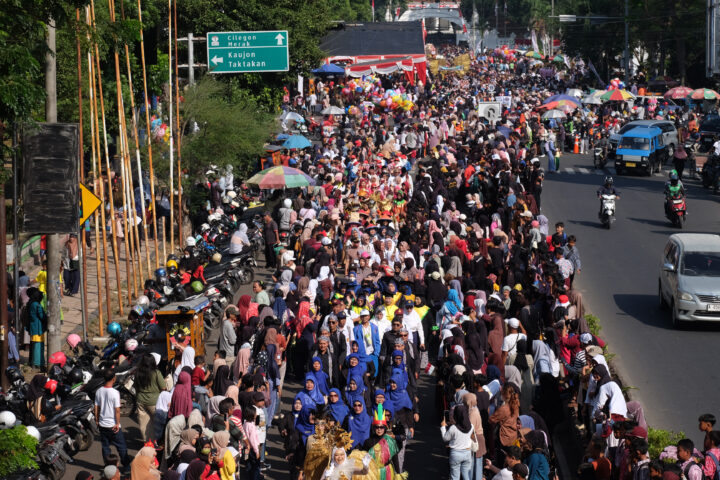 Doni Serang Ribuan Masyarakat Kota Serang Padati Jalan Veteran Demi Melihat Pawai Budaya 1