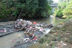 Doni Serang Sampah Numpuk dan Sumbat Aliran Sungai Cibanten di Lingkungan Baru Kagungan Kota Serang 1