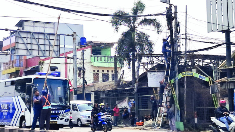 Kabel Semrawut Picu Kecelakaan Beruntun, Satu Tewas