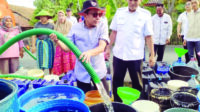 Yedi Rahmat Terjun Langsung Salurkan Air Bersih