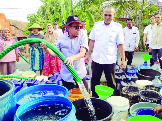 Yedi Rahmat Terjun Langsung Salurkan Air Bersih