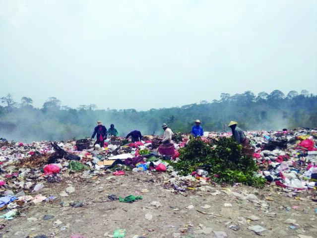 Warga Keluhkan Bau Menyengat, Sampah Luar Daerah Dibuang ke TPA Bangkonol