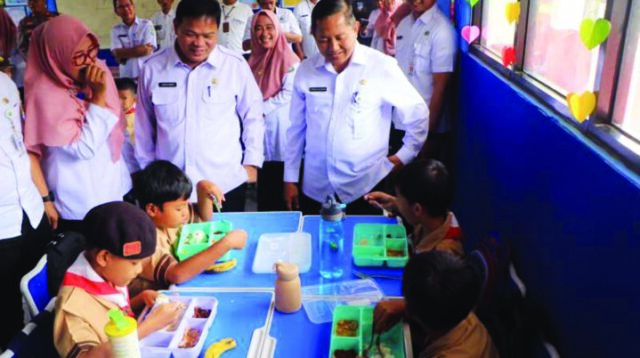 Siswa SDN Karang Tengah 3 Diberi Orek Tempe