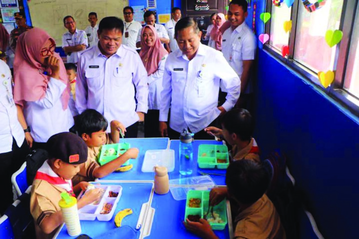 Siswa SDN Karang Tengah 3 Diberi Orek Tempe