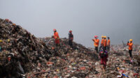 Doni Cilegon Ratusan Ribu Liter Air Disemprotkan di TPSA Bagendung Yang Terbakar 1