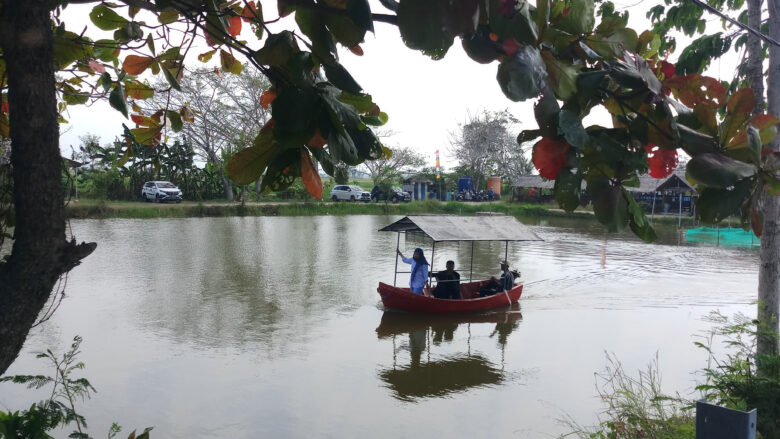 Doni Serang Rekreasi Muter Empang Naik Perahu Usai Santap Makan di Restoran 1