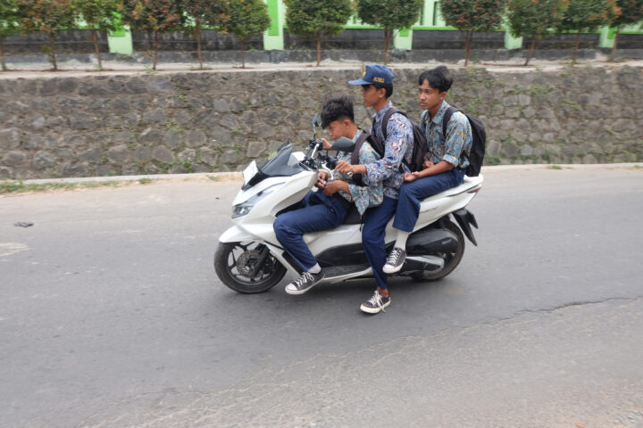 Doni Serang Roda Dua Tumpuk Tiga Bahayakan Jiwa 1