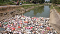 Doni Serang Sampah Numpuk di Irigasi Jalan Kenari Kota Serang 1