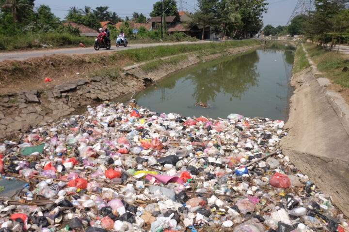 Doni Serang Sampah Numpuk di Irigasi Jalan Kenari Kota Serang 1